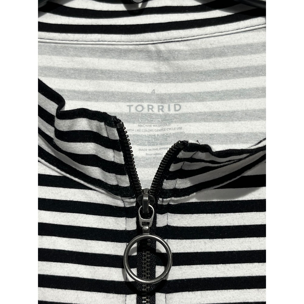 Torrid Striped Sleeveless Zip Up Mock Neck Foxy Top Black White 4 4X 26 NEW - Picture 7 of 10